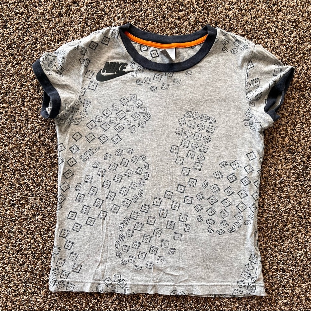 Nike Kids T-Shirt Size Medium Gray Cube Print Swoosh Logo Cut Hem Tag